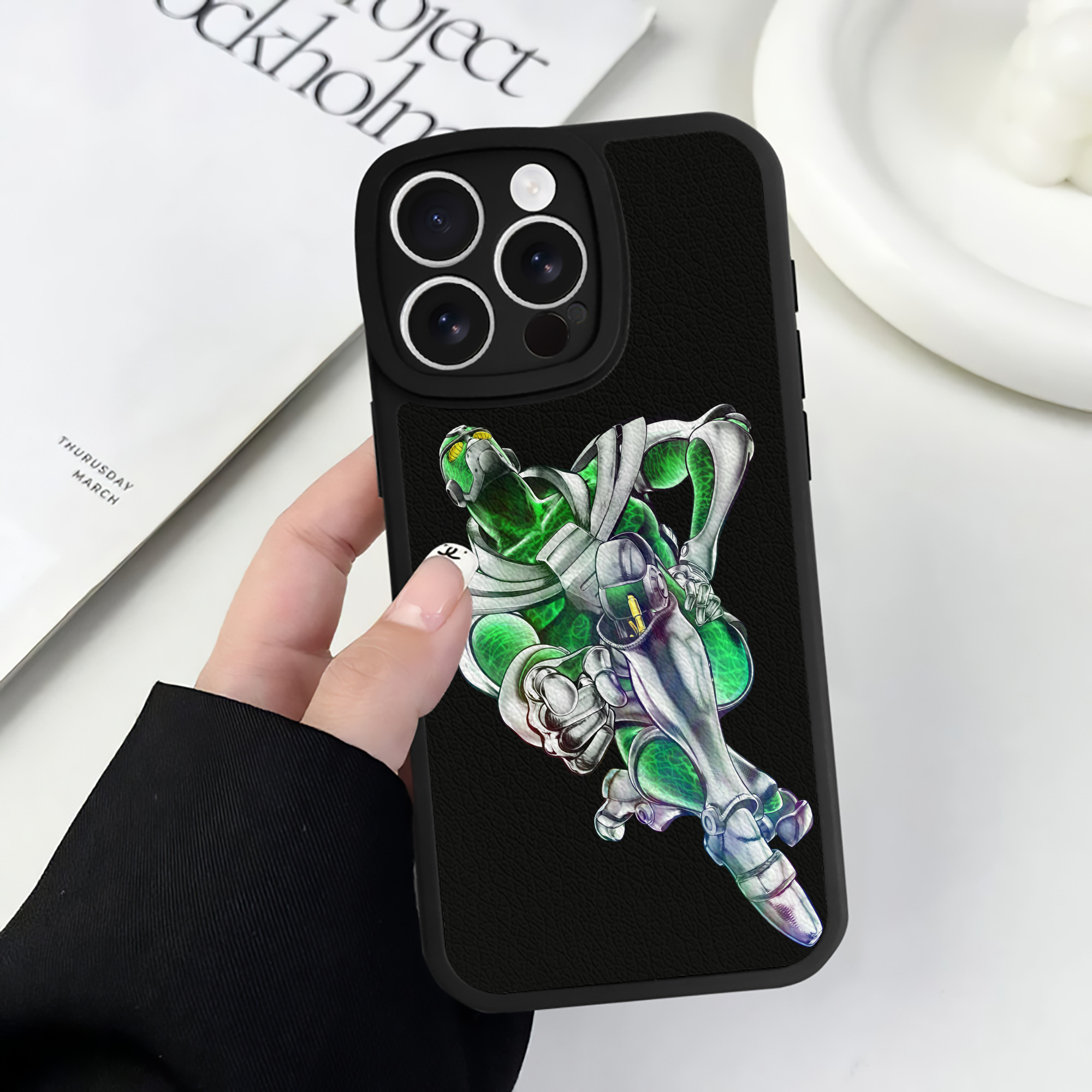 （画像用） ジョジョの奇妙な冒険 花京院 典明（かきょういん のりあき） JoJo's Bizarre Adventure Kakyoin Noriaki 【iPhone 16シリーズ対応】シリコンスマホケース（レザー調） 材質：シリコン